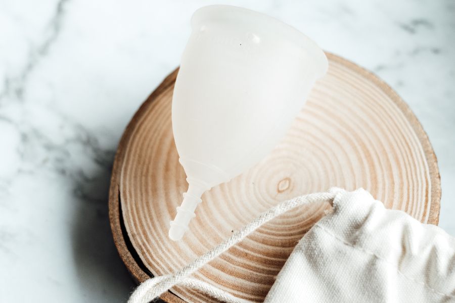menstrual disc vs cup - the differences explained by hey zomi